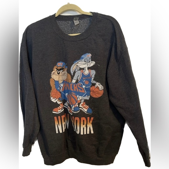 Gildan Tops - {GILDAN} Looney toons Knicks crewneck